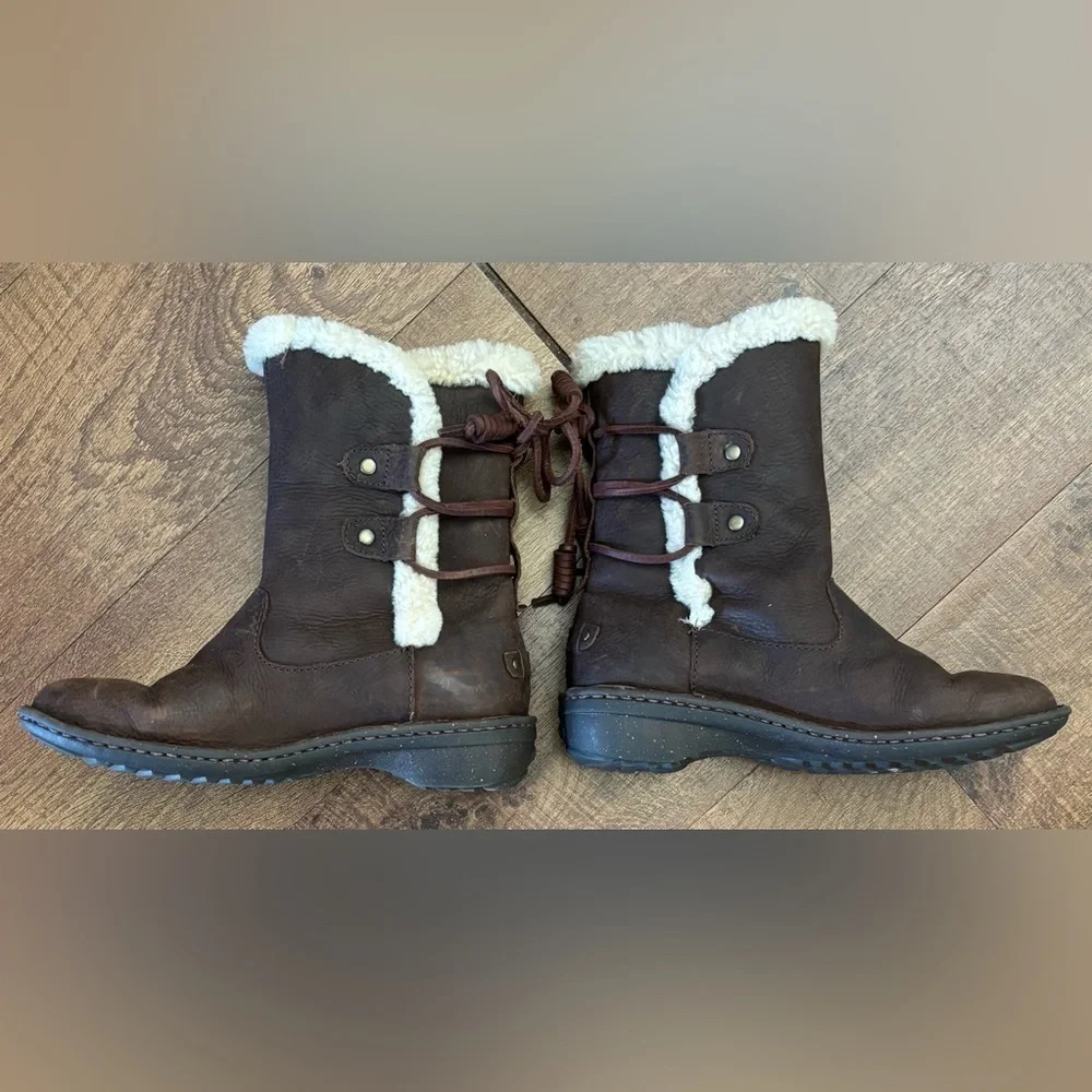 UGG akadia Womens leather boots shearling lining Sz 7